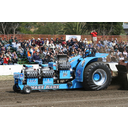 Tractor_pull_1.JPG<>Moč prirejenega traktorja presega 20 MW.