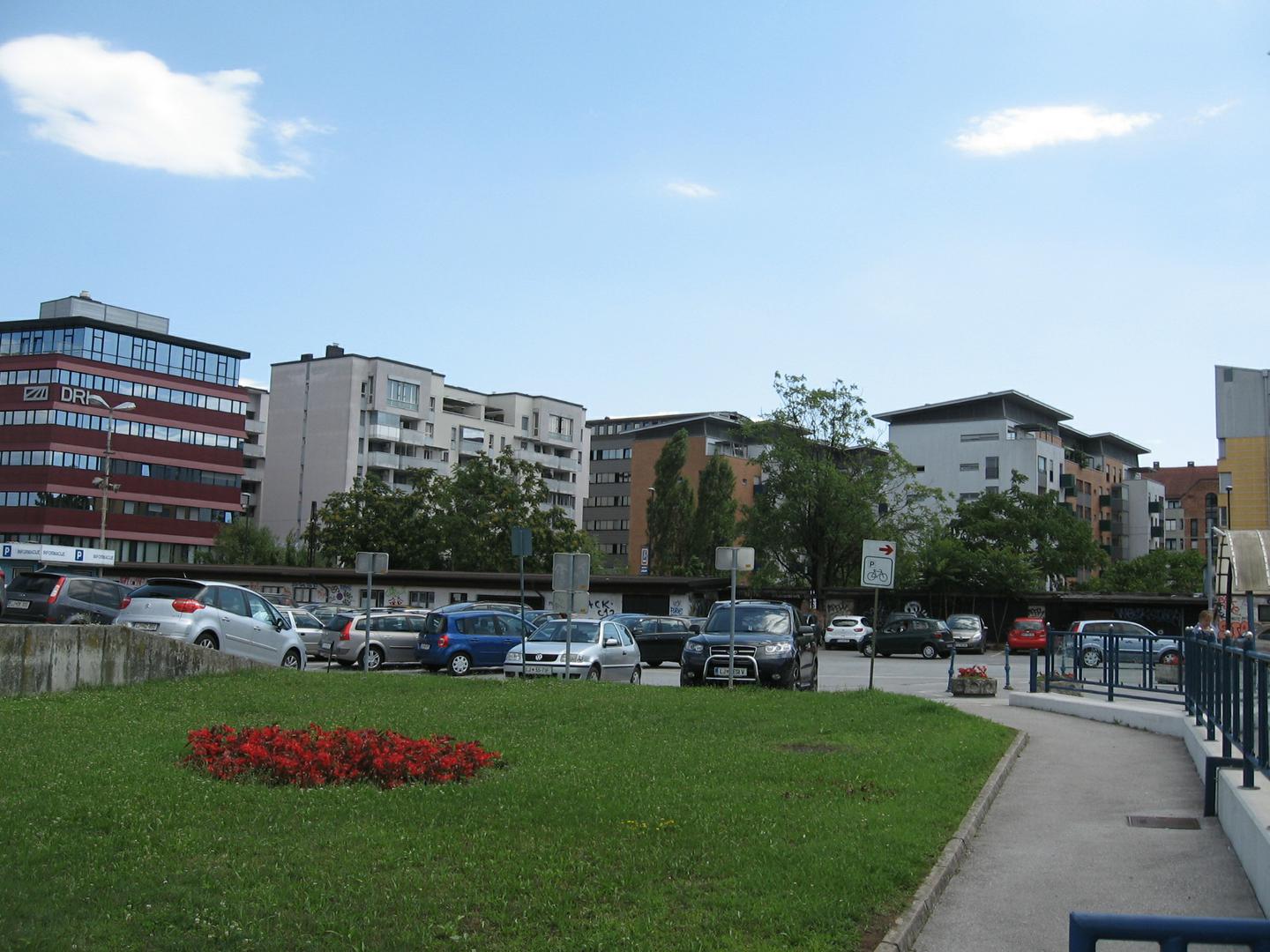 Blokovsko naselje in urejena zelenica