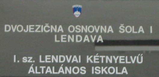 Dvojezični napis. Slovenski in madžarski jezik
