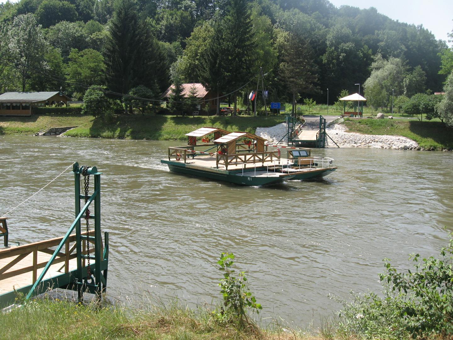 Brod čez mejo na reki Muri