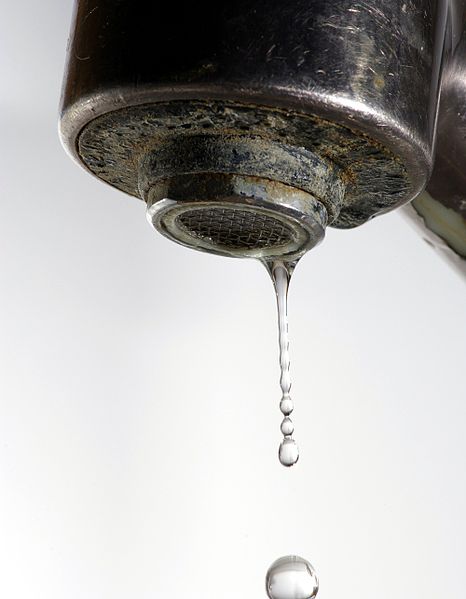 Trda voda na vodovodni napeljavi pušča sledi vodnega kamna