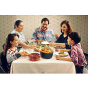 Family_eating_meal.jpg<>Človek
